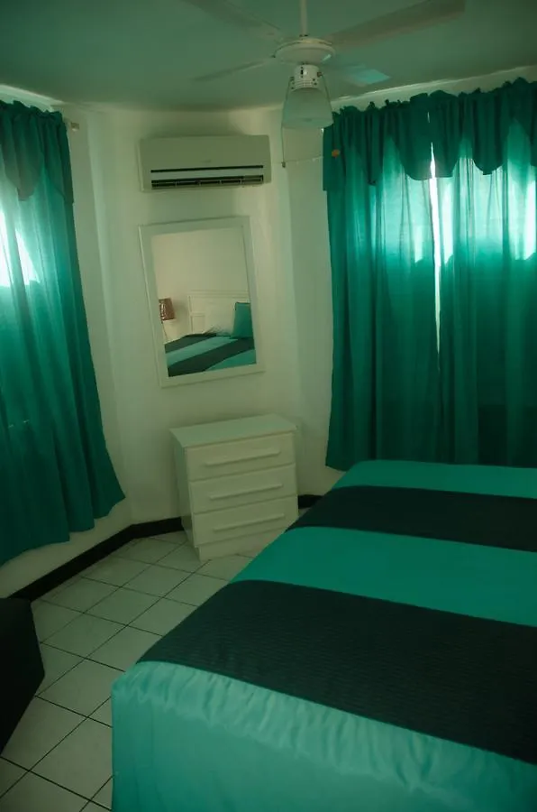 אוצ'ו ריוס Sandcastles Beach Resort מלון אוצ'ו ריוס